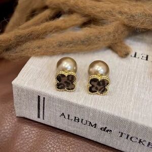 14k Gold Plate Elegant Gold and Black/Brown stone High End 4 Leaf Pearl Earrings